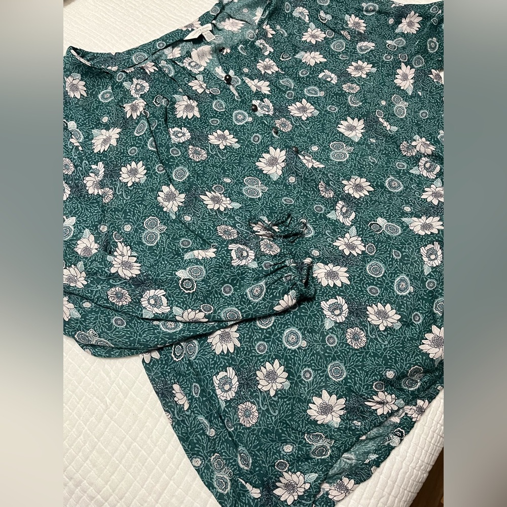 Lucky Brand Green Floral Peasant Top with Delicate Round Buttons - Picture 6 of 7